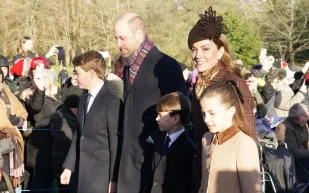 لحظة مؤثرة.. الأمير ويليام يقدم أبناءه لأوفى معجب بوالدته ديانا (فيديو)