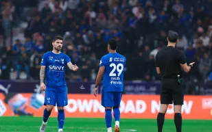 الهلال يطلب طاقم تحكيم أجنبي لمواجهة النصر.. ما السبب؟