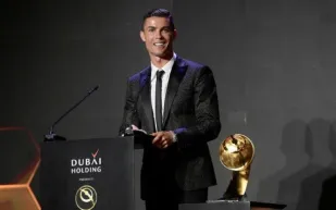 رونالدو يواجه موقفًا طريف أثناء تسلم جائزة أفضل لاعب في الشرق الأوسط