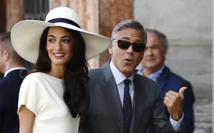 هروبًا من صخب هوليوود.. جورج وأمل كلوني يختاران الجنسية الفرنسية لتأمين توأمهما