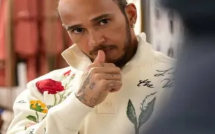 هاميلتون يخطف الأضواء في أبوظبي بإطلالة ديور وساعة بقيمة 1.3 مليون دولار