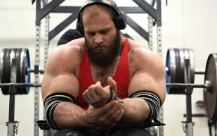 عملاقا كمال الأجسام يجتمعان في تدريب نادر يثير إعجاب المتابعين (فيديو)