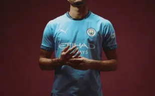 عمر مرموش يعلن خطوبته بطريقة رومانسية