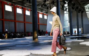 برادا تطلق صنادل فاخرة «صنعت في الهند» مستوحاة من كولهابوري شابال