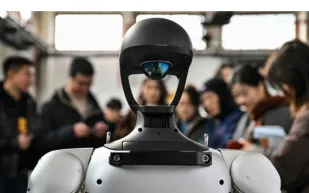 روبوت بشري يزحف كالإنسان.. حركة مرعبة تبهر العالم بالذكاء الاصطناعي﻿ (فيديو)