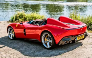 القوة والإتقان في لقطة واحدة.. انزلاق مثالي يجمع SP1 وSP2 من فيراري (فيديو)