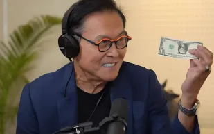 روبرت كيوساكي يحذر من "التضخم المفرط".. ويكشف استراتيجيته المالية