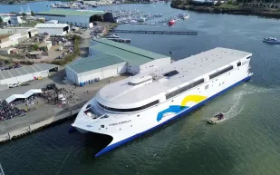 ثورة في الملاحة.. أكبر سفينة كهربائية في العالم تجتاز اختبار المياه المفتوحة (فيديو)