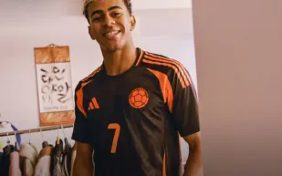 لامين يامال يفاجئ الجماهير على يوتيوب.. جولة في منزله وجوائزه (فيديو) 