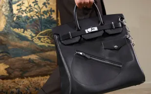 هيرميس بأناقة لا تضاهى: 4 حقائب تميز الرّجل العصري