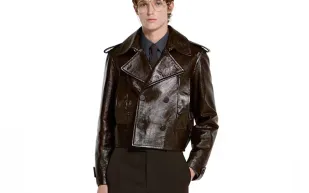 الجلد يتقدّم بثبات: عودة فاخرة لأسلوب رجالي واثق