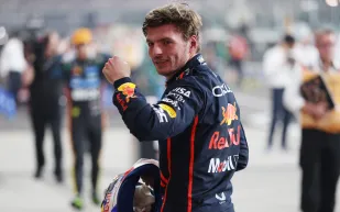 فيرستابين يتصدر أبوظبي.. من سيحسم المعركة في السباق الختامي؟