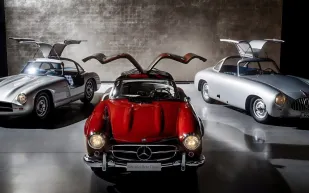 تحفة على الطريق.. لماذا ما زالت مرسيدس 300 SL ملكة السيارات النادرة؟