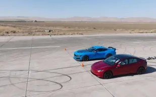 Tesla Model 3 ضد فورد موستانج.. من حقق المفاجأة؟ (فيديو)