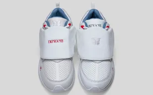 جون سينا يخلّد مسيرة 23 عامًا في المصارعة بهذا الحذاء الرياضي