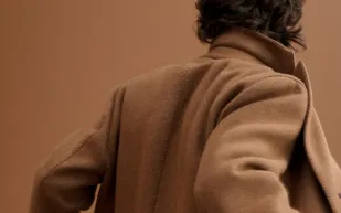 من الكلاسيكيّة إلى الفخامة: رحلة المعطف الطويل لشتاء 2026