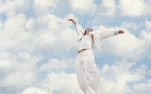 في حضرة السحاب: ألوان شتاء 2026 تتجلّى بالأبيض