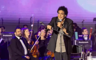 محمد منير وعمر العبد اللات يحييان حفل ختام كأس العرب 2025 في قطر (فيديو)