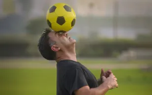 ريكاردينيو يتلاعب بالكرة 50 ساعة متواصلة ويسجل إنجازًا قياسيًا (فيديو)