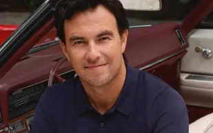 تومي هيلفيغر تختار سيرجيو بيريز وجهًا لأزياء الرجال قبل موسم الفورمولا 1