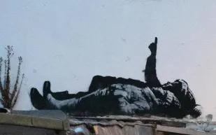 بانكسي يثير ضجة في لندن بجداريتين غامضتين تحملان رسالة إنسانية