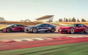 معركة الأساطير بين فيراري ولامبورغيني وأستون مارتن.. ماذا حدث؟ (فيديو)