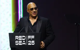 سجادة البحر الأحمر تتوهّج: إطلالات النجوم بين تراث متألق وكلاسيكية بلا قيود