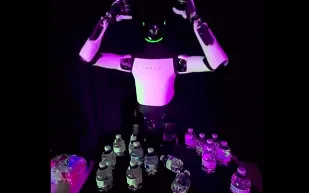 أوبتيموس يثير الجدل بسقوطه في فعالية تسلا.. خلل تقني أم خطأ بشري؟ (فيديو)