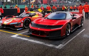 رئيس فيراري يكشف المفاجأة: هل ينتصر V6 الهجين على محرك V12 الأسطوري؟ (فيديو)