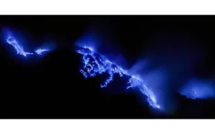 اللافا الزرقاء في إندونيسيا: اكتشف السر المذهل وراء البركان الساحر