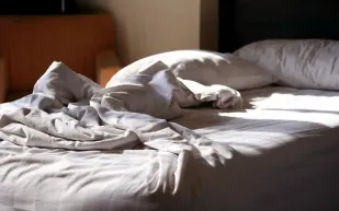 دراسة تكشف: ترتيب السرير صباحًا يضر بصحتك!