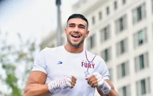 من الملاكمة إلى الفخامة: تومي فيوري يستعرض قصره الفيكتوري الجديد (فيديو)