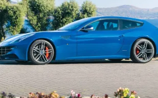 فيراري FF نادرة بتوقيع رئيس الشركة تُعرض للبيع في مزاد بباريس