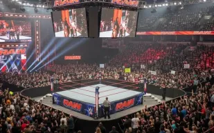 خارج الحلبة.. نجوم WWE يستمتعون بوقتهم في بوليفارد وورلد (فيديو)