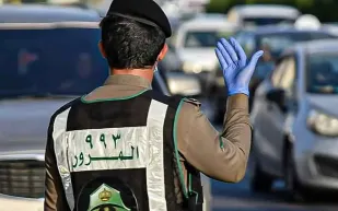 المرور السعودي يحذر من مخالفة السير عكس الاتجاه ويوضح غرامتها
