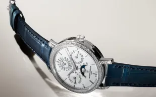 فاشرون كونستانتين تعيد الاعتبار للساعات الصغيرة بتقويم دائم فائق النحافة