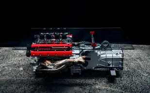 من مضمار السباق إلى غرفة المعيشة.. طاولة أنيقة من محرك فيراري للبيع