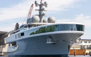 ملياردير ياباني يكشف اسمًا مفاجئًا ليخته الهيدروجيني الفاخر