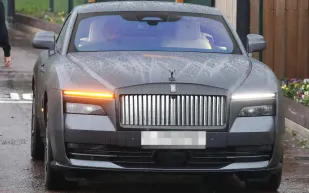 سيارة محمد صلاح تخطف الأنظار.. ما سعر ومواصفات رولز رويس سبيكتر؟