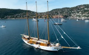 تريناكريا.. يخت كلاسيكي عمره قرن يخطف الأنظار على سواحل فرنسا (فيديو)