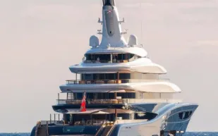 يخت بيل غيتس السابق ينطلق لأول مرة عبر الأطلسي تحت قيادة ملياردير جديد (فيديو)