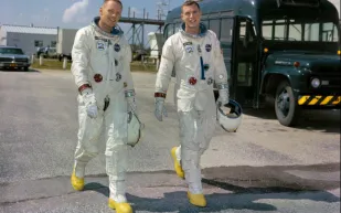 حين لامس الفن الفضاء… قصة التمثال الذي بقي نصف قرن فوق سطح القمر