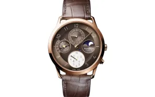 تحفة ذهبية جديدة من Hermès.. ساعة تجمع بين الرقة والتقنية العالية