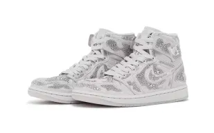 "سواروفسكي" تحوّل "Air Jordan 1" إلى قطعة فاخرة.. وهذا سعره