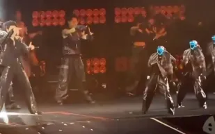 الروبوتات البشرية في الصين تخطف الأضواء برقصة مذهلة.. شاهد الفيديو