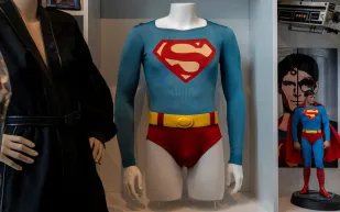من هوليوود إلى مزاد نيويورك: بدلة سوبرمان التاريخية تُطرح للبيع