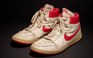 حذاء مايكل جوردان الأسطوري يحقق رقمًا قياسيًا في مزاد بنيويورك.. كم بلغ سعره؟