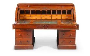 مزاد على مكتب تولكين الشهير المستخدم في كتابة The Lord of the Rings