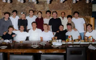 لويس هاميلتون يجمع نجوم الفورمولا 1 على طاولة واحدة قبل ختام موسم 2025