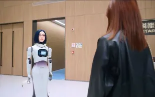 من الخيال إلى الواقع: روبوت بشري أنثوي يُظهر مهارات طبيعية في التفاعل مع البشر (فيديو)
